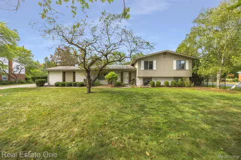 6072 Cochise Dr, West Bloomfield, MI 48322