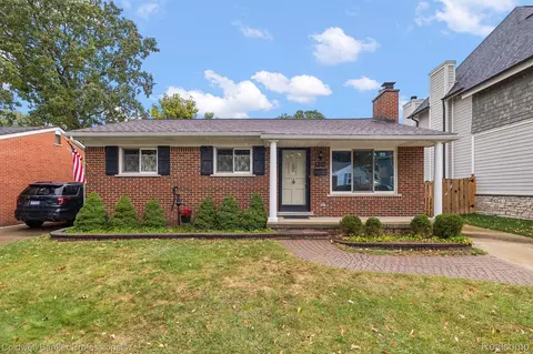 1084 Sutherland St, Plymouth, MI 48170