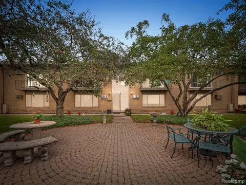 2655 E Maple Rd #7, Birmingham, MI 48009 photo 1