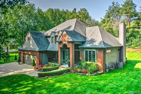 6345 Beach Rd, Troy, MI 48098