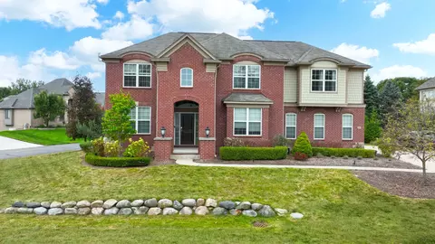 204 Greenan Ln, Orion, MI 48362