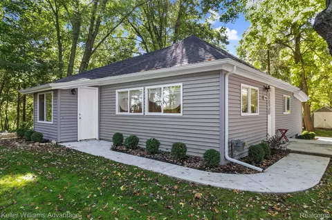 7466 Longworth Dr, Brighton, MI 48116