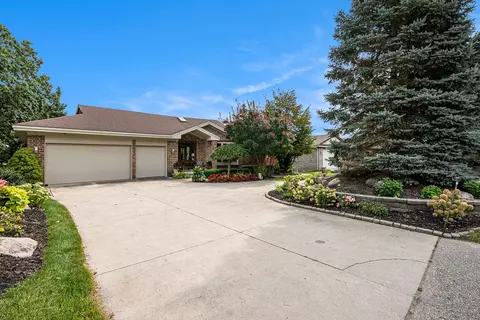 7580 Maceday Lake Rd, Waterford, MI 48329