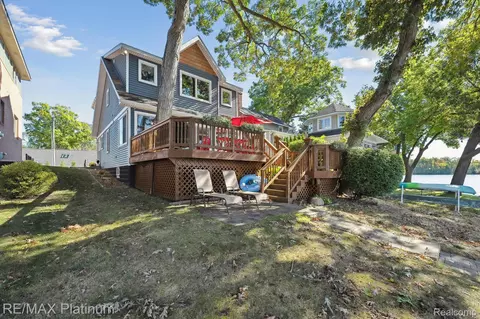 3690 Jackson Blvd, White Lake, MI 48383