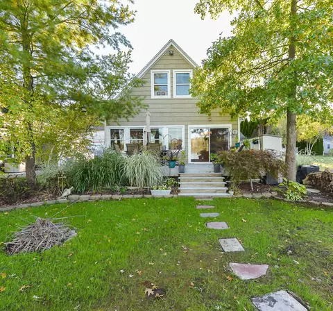8235 Hillpoint Dr, Brighton, MI 48116