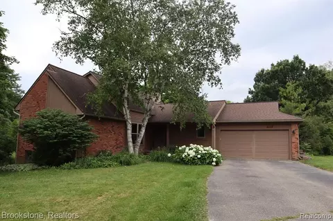 395 Olivewood Ct, Rochester, MI 48306