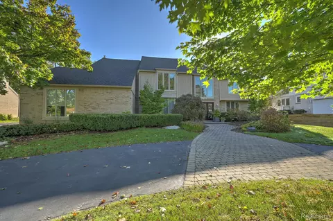 4907 Champlain Cir, West Bloomfield, MI 48323