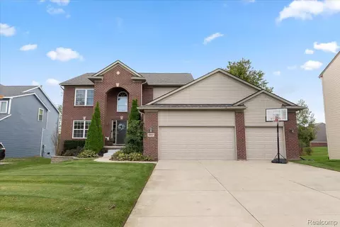 1957 Margie Dr, White Lake, MI 48386