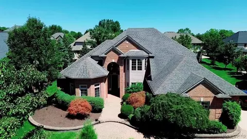 7301 Vista Dr, Shelby Township, MI 48316
