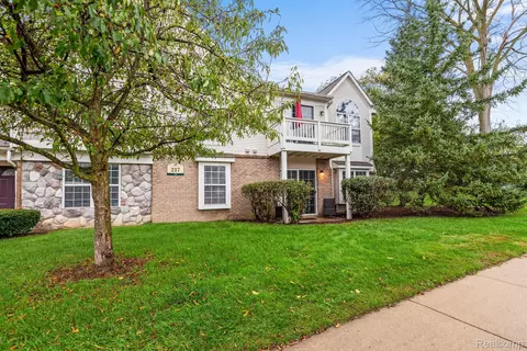 17 Oakbrooke Dr #2, South Lyon, MI 48178