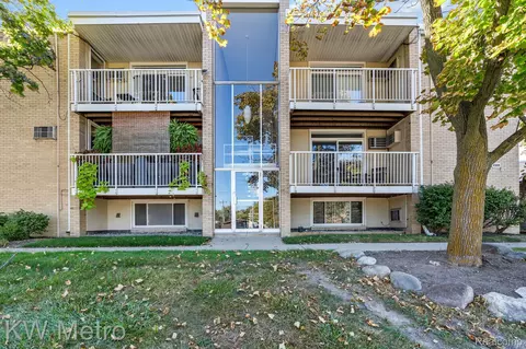 4909 Crooks Rd E5 4909 Rd #E5, Royal Oak, MI 48073