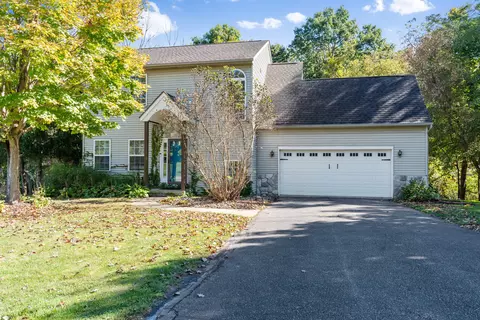 8407 Old Mill Dr, Pinckney, MI 48169