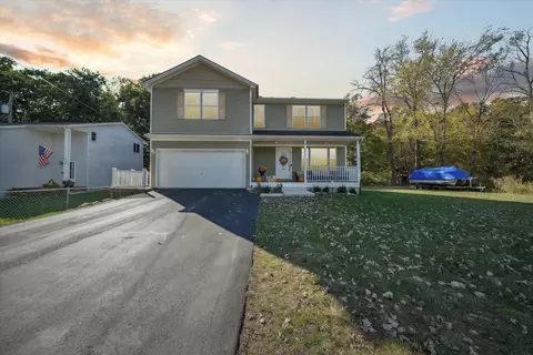 490 Clayburn Blvd, Waterford, MI 48327
