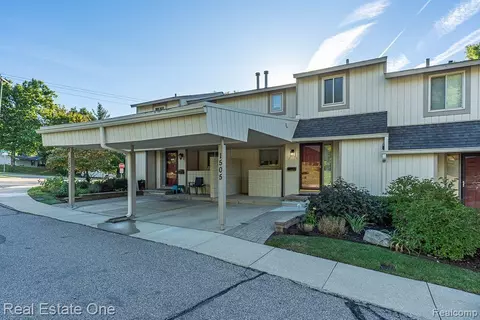 1505 Charter Oak Dr, Rochester Hills, MI 48309