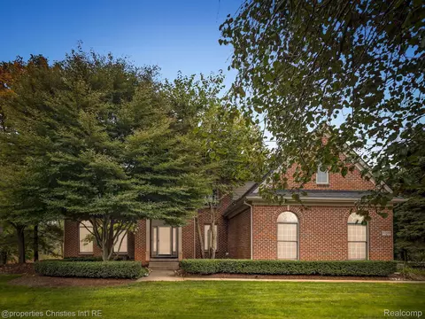 6304 Pennington Dr, White Lake, MI 48383