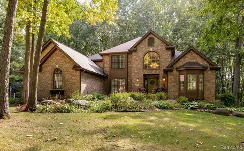 9871 Creekwood Trl, Springfield, MI 48350