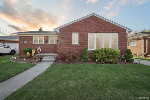 3350 Syckelmoore St, Trenton, MI 48183