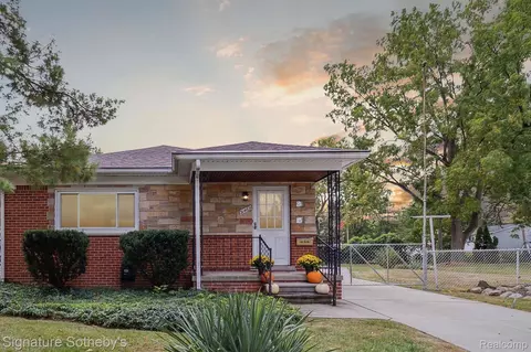 31469 Maplewood St, Garden City, MI 48135
