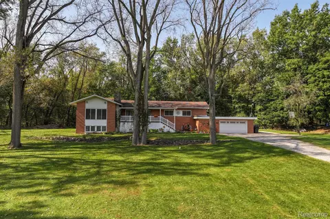 2147 Sycamore Cir, Burton, MI 48509