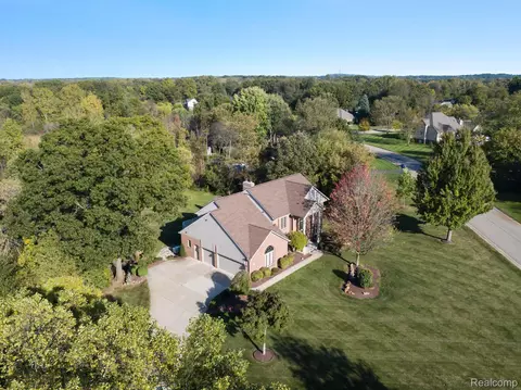 2617 Hartun Dr, Brighton, MI 48114