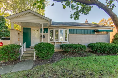 9927 Milburn St, Livonia, MI 48150