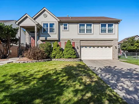 36684 Canyon Dr, Westland, MI 48186