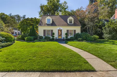 241 Hillcrest Ave, Grosse Pointe Farms, MI 48236