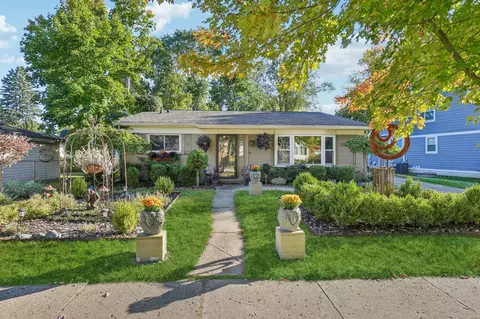 233 N Hill Cir, Rochester, MI 48307