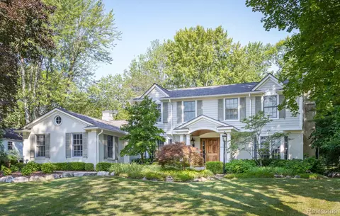 825 N Valley Chase Rd, Bloomfield Hills, MI 48304