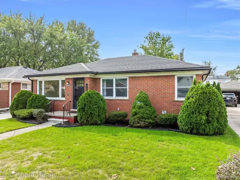22432 Carolina St, Saint Clair Shores, MI 48080