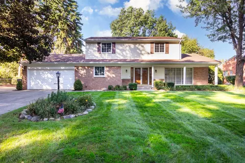19891 Thousand Oaks Dr, Clinton Township, MI 48036