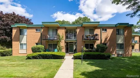 98 Axtell Dr #1, Troy, MI 48084