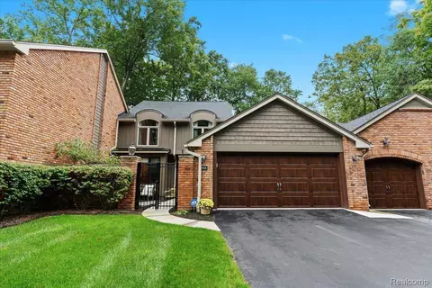 4023 Hidden Woods Dr, Bloomfield Hills, MI 48301