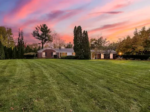 933 Robinhood Rd, Bloomfield Hills, MI 48304