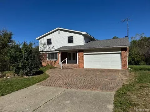 8481 Belle Bluff Dr, Grand Blanc, MI 48439
