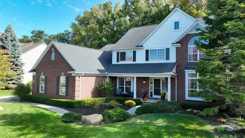 649 Akehurst Ln, White Lake, MI 48386