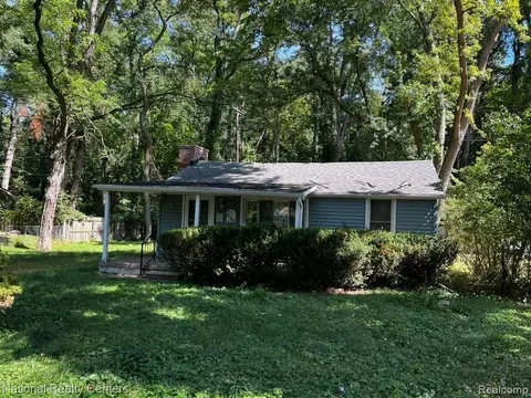 4155 Echo Dr, West Bloomfield, MI 48323