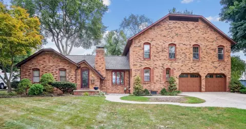 424 Common St, Walled Lake, MI 48390