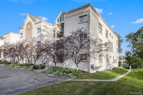 3260 Island Cove Dr #300, Waterford, MI 48328