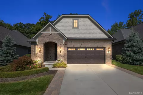 4001 Vendome Dr, Auburn Hills, MI 48326