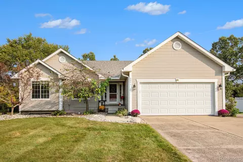 6041 Tree Line Dr, Grand Blanc, MI 48439