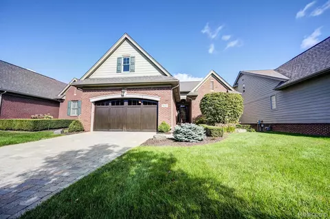 5613 Pembrooke, West Bloomfield, MI 48322