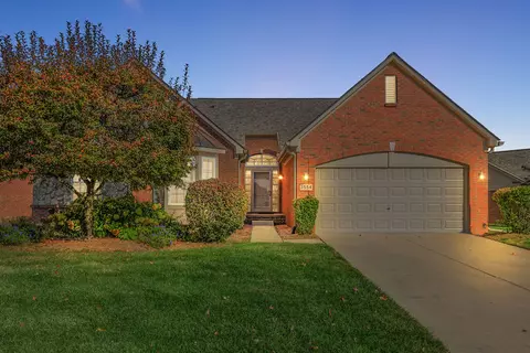 3554 Lexington Dr, Auburn Hills, MI 48326