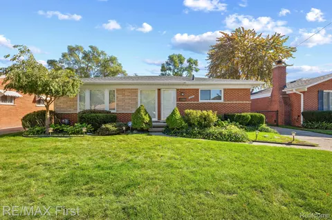 28672 Suburban Dr, Warren, MI 48088