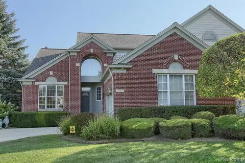 5121 Belmonte Dr, Rochester, MI 48306