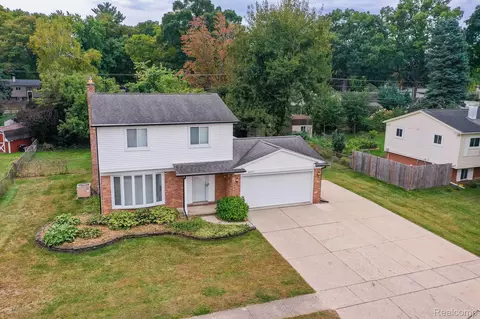 8655 War Bonnet Dr, Commerce, MI 48382