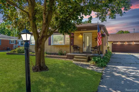 2399 Briggs St, Waterford, MI 48329