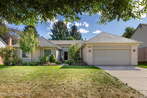45205 Dunbarton Dr, Novi, MI 48375