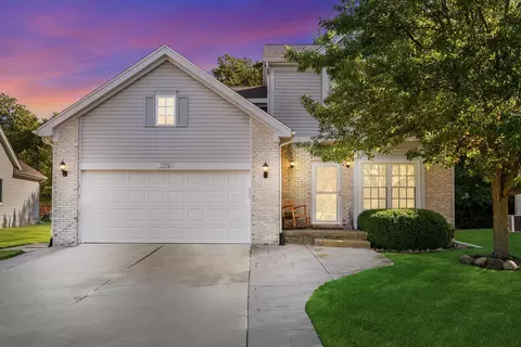 7992 Thornhill Dr, Ypsilanti, MI 48197
