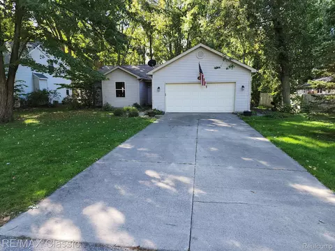 807 Townsend E, Algonac, MI 48001